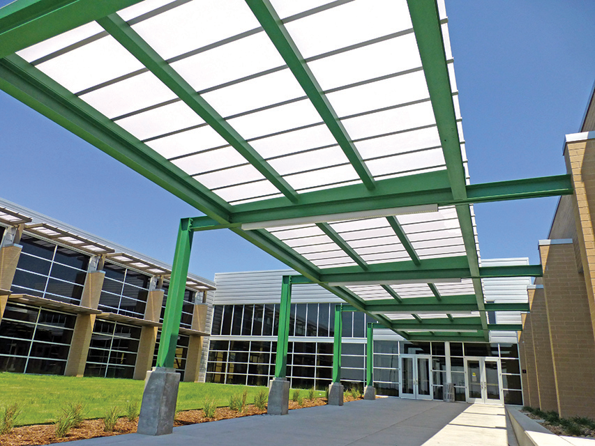 Passage couvert en polycarbonate système compact à joints debouts de la marque SUNGLAZE™ Opal